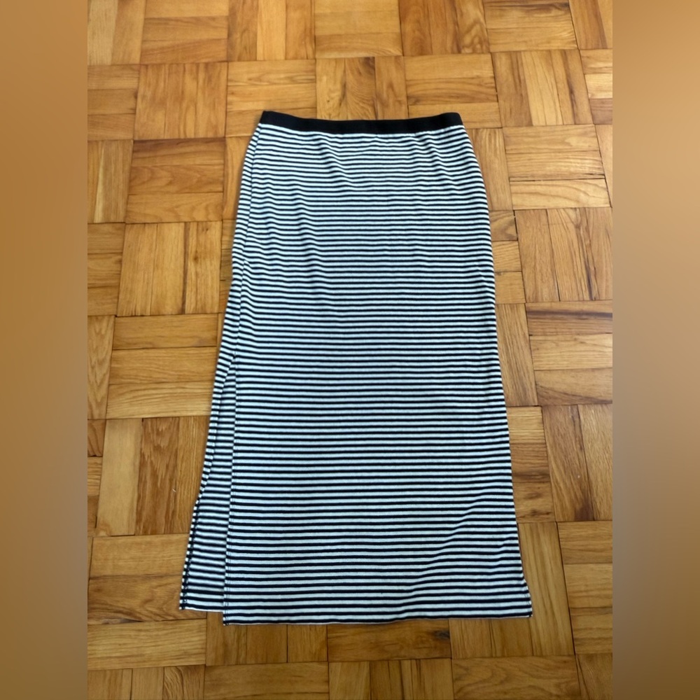 GAP black and white thin striped Pencil Skirt, size S, 100% cotton, stretchy